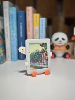 مینی‌ فیگور اردک خسته مدل "فقط یه نگاهِ ریز…" (قاب عکس و هولدر گوشی) 🦆🖼️📱✨ – تصویر 8