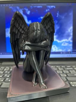 مجسمه دکوری «فرشته غمگین» (Sad Angel) – شاهکار هنری مینیمال و خاص – تصویر 11